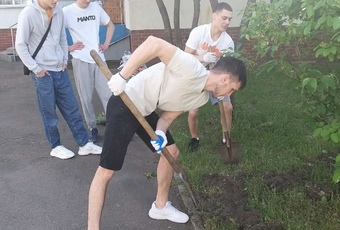 Велика спільна справа – упорядкування й озеленення території навчального закладу об’єднала усіх небайдужих.